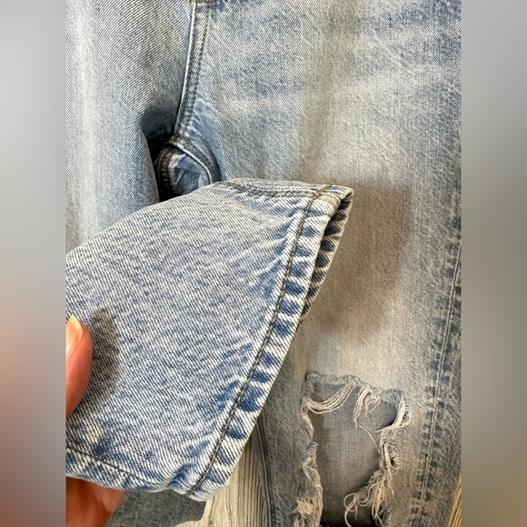 AMERICAN EAGLE MOM Jeans Size 4 Distressed Knees Summer Denim Light Wash - Picture 8 of 9